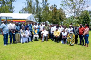 Kigezi Journalists, Deputy Speaker Thomas Tayebwa, Minister Chris Baryomunsi, and other State House Officials Pause for sa Photo with Presidednt Museveni at the Ntungamo State Lodge, Irenga